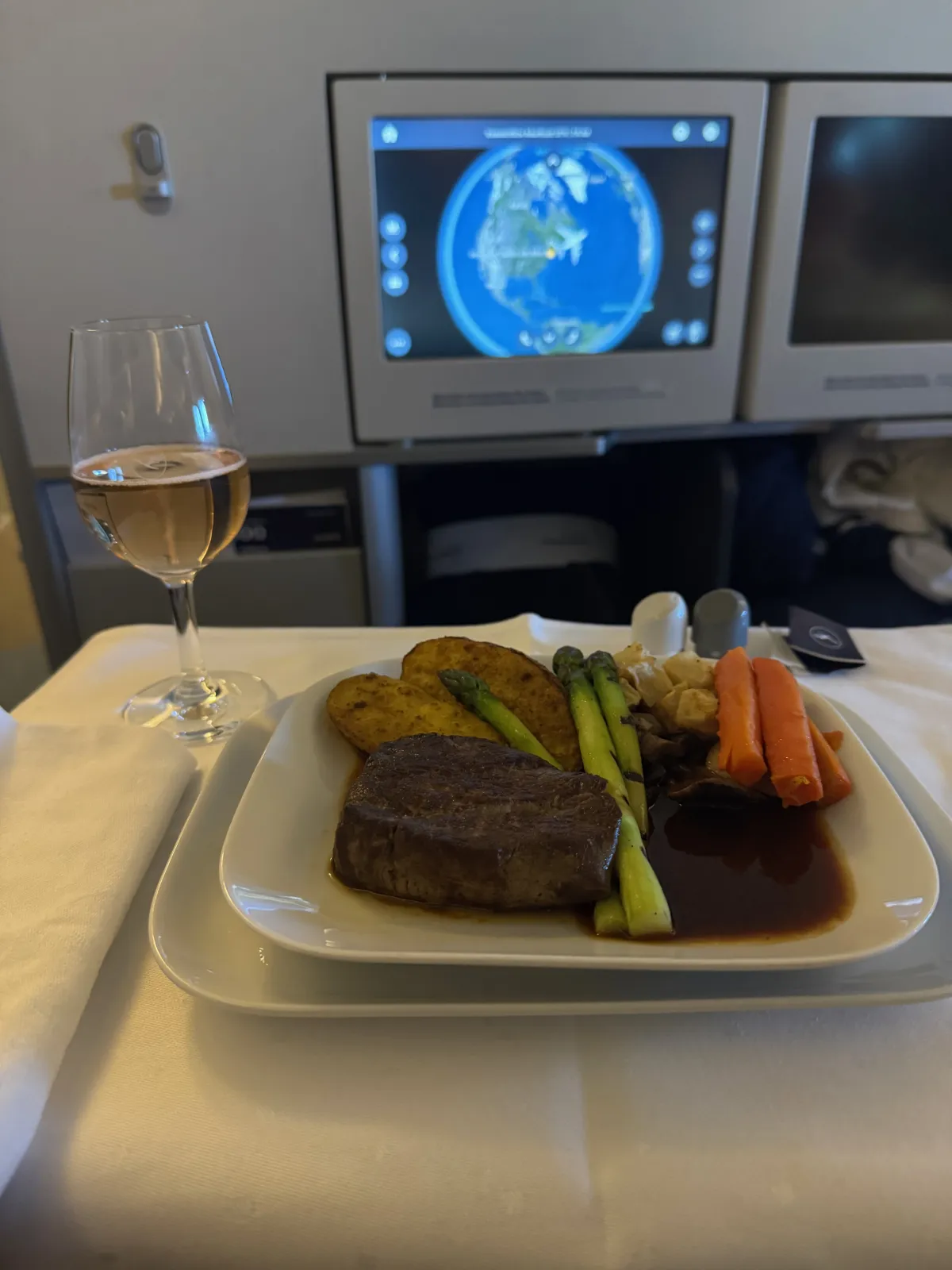 Business Class Hauptgang: Filet mit Spargel, Karotten und Kartoffel