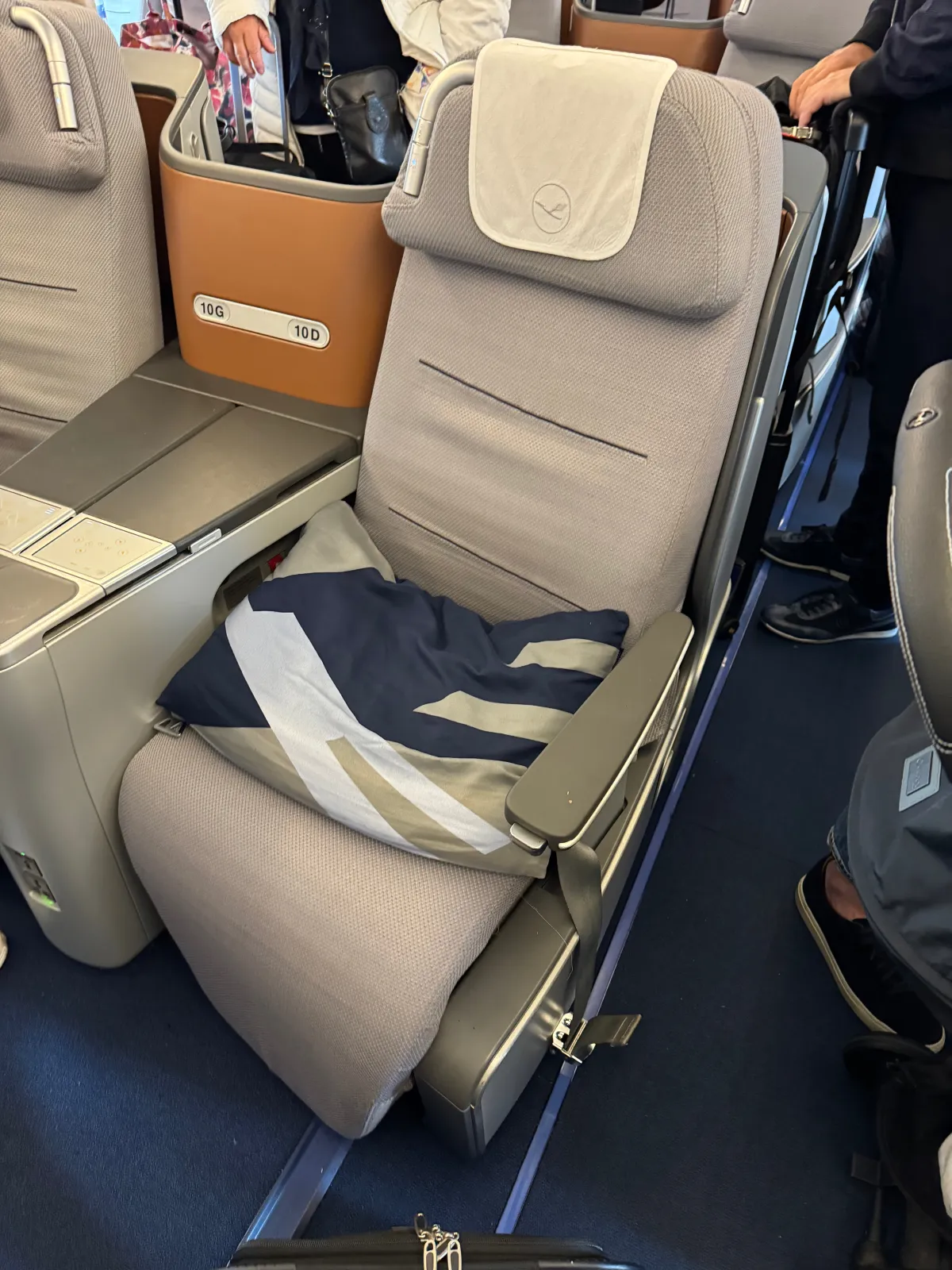 Lufthansa Business Class Sitz mit Decke und Kissen