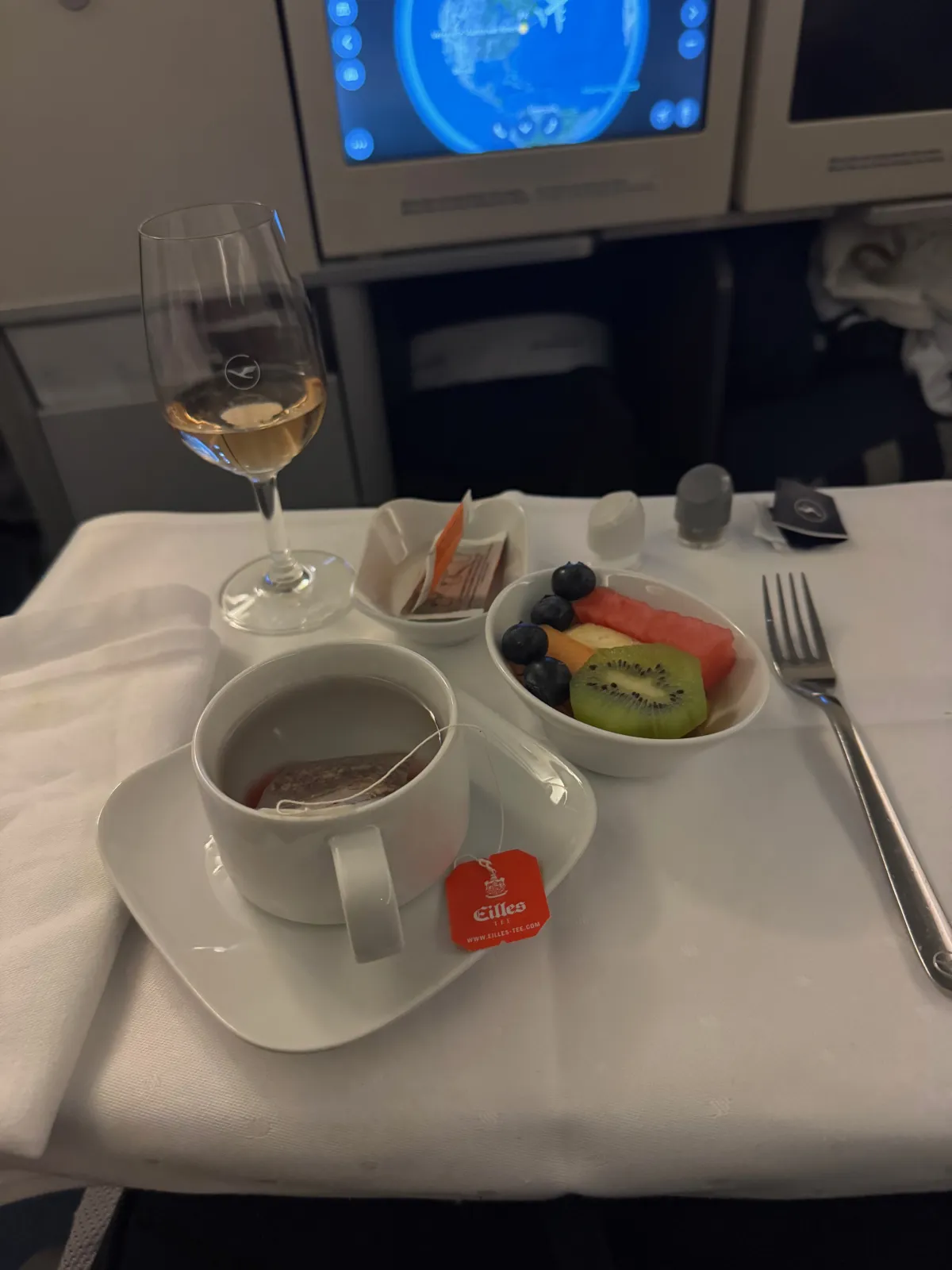 Tee und frisches Obst nach dem Dinner