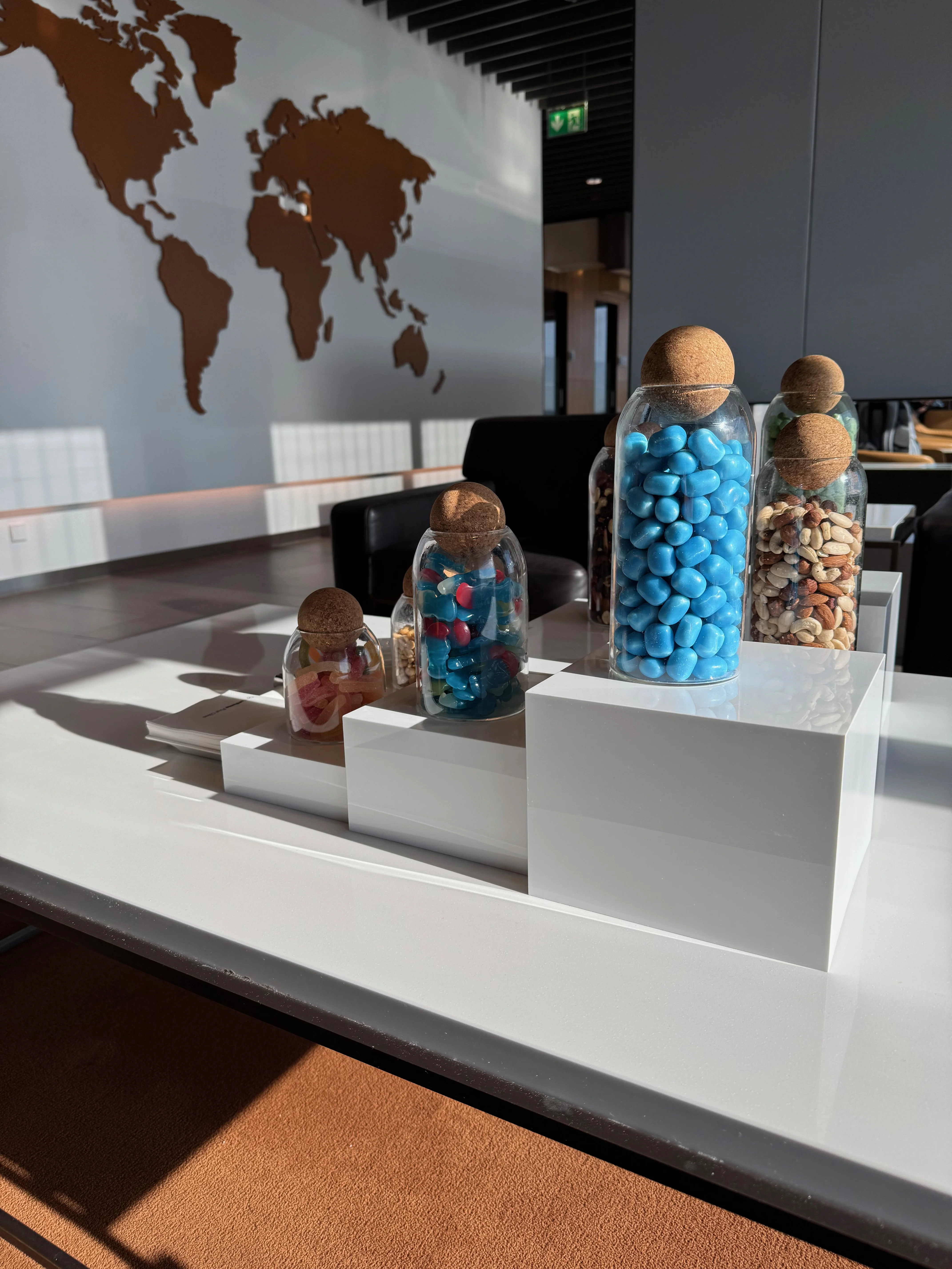 First Class Lounge mit Weltkarte