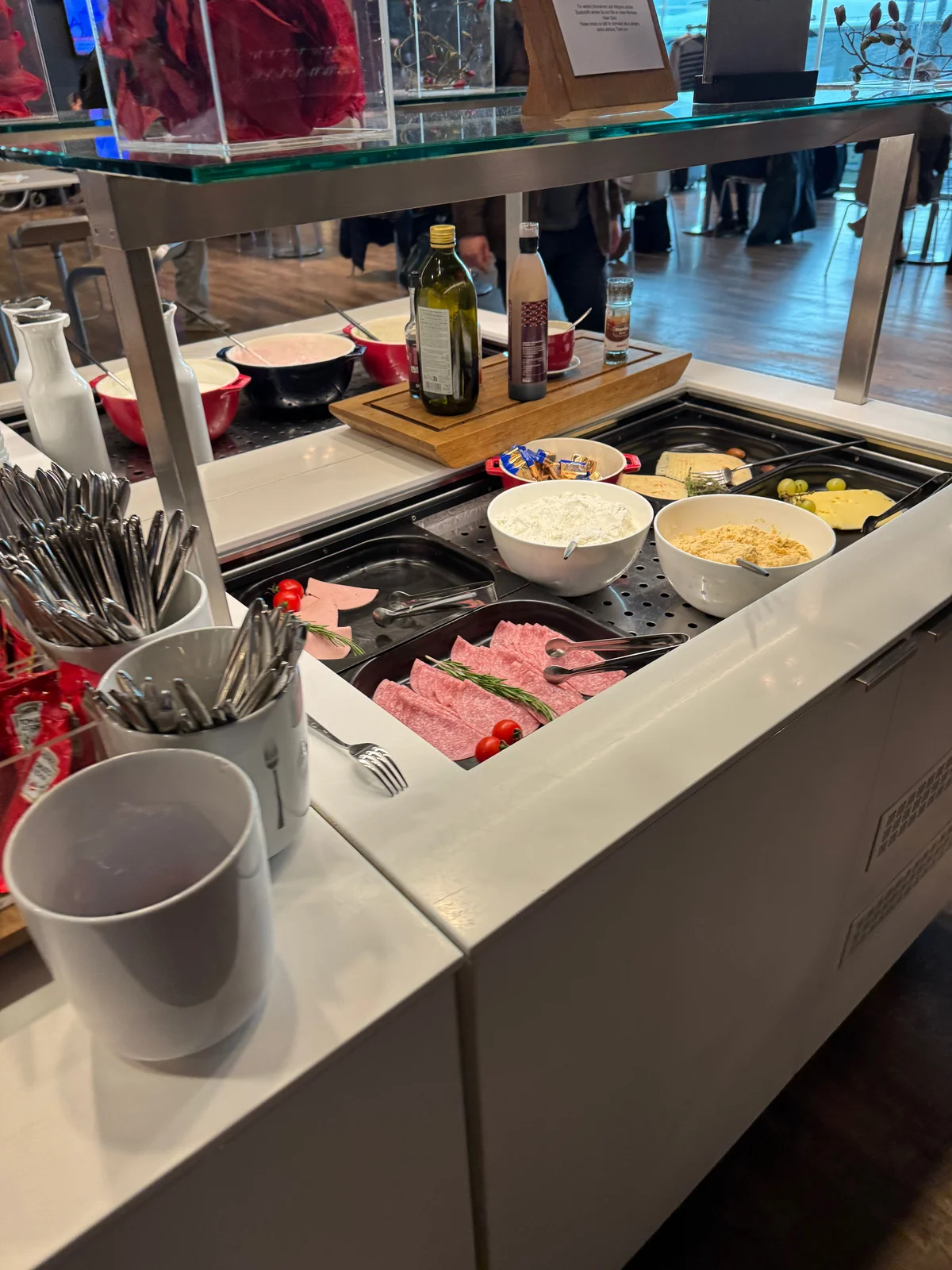 Kaltes Buffet in der Lufthansa Lounge: Aufschnitt, Käse und Salate