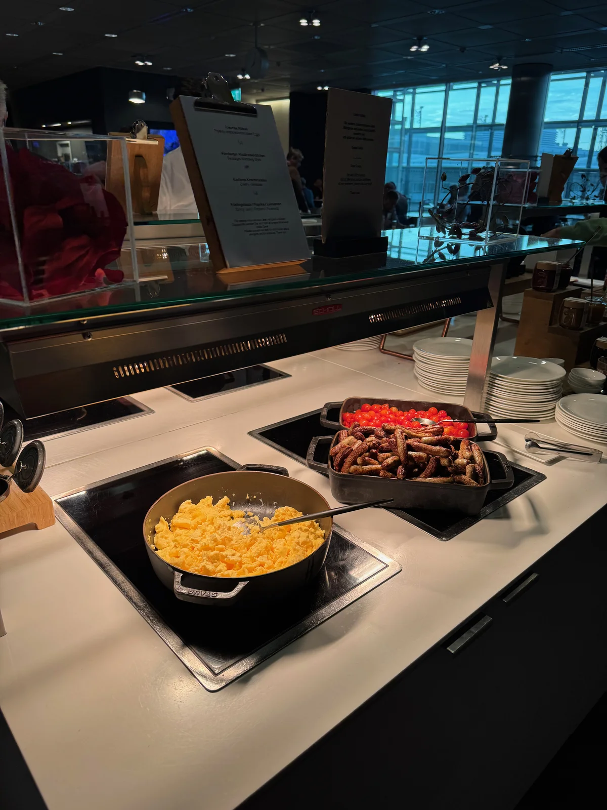 Warmes Buffet in der Lounge: Rührei, Würstchen und frisches Gemüse