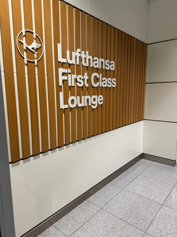 Lufthansa First Class Lounge Eingang - Exklusiver Zugang