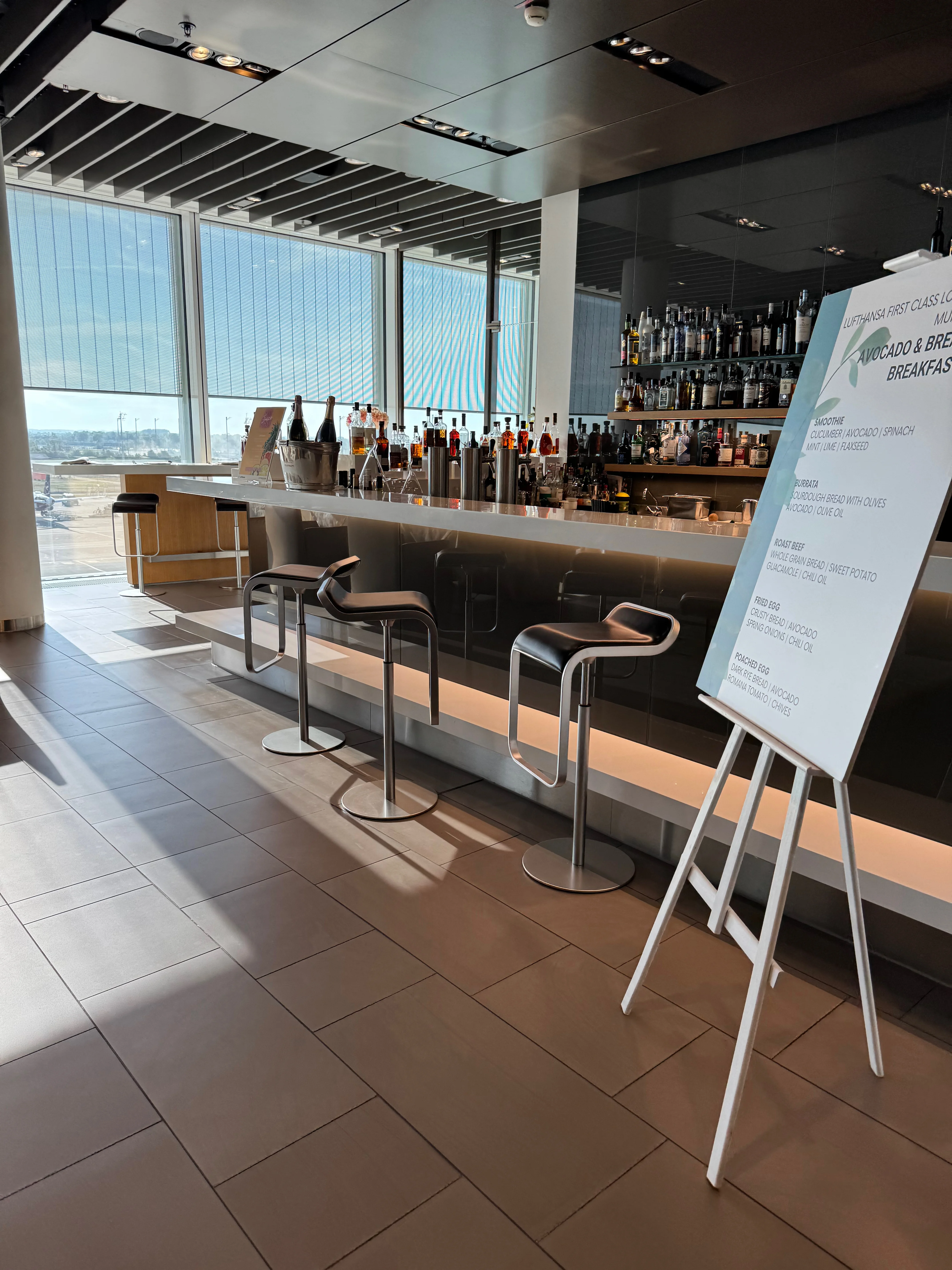 Stilvolle Bar mit Barhockern und umfangreicher Spirituosenauswahl