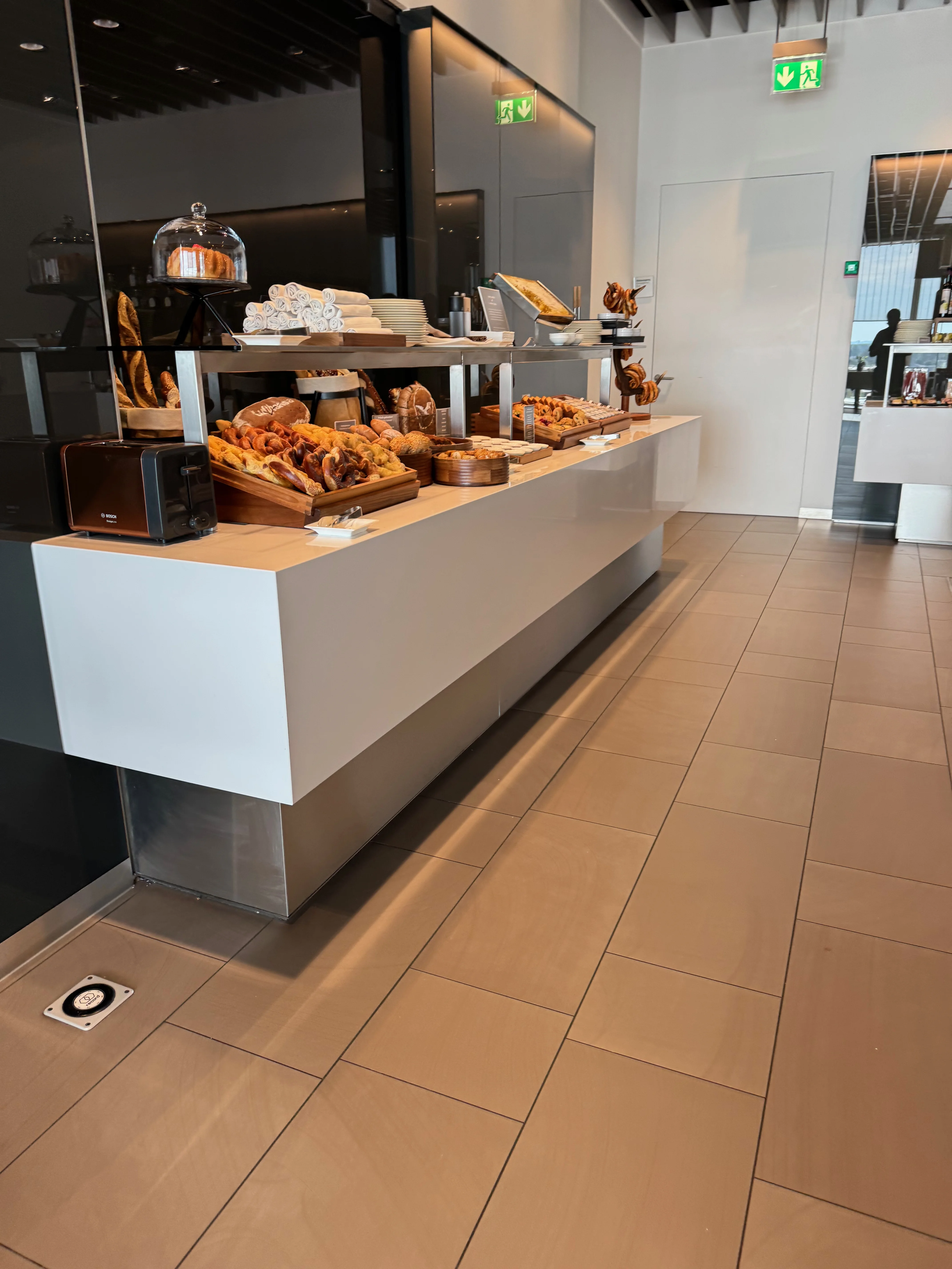 Frühstücksbuffet mit Gebäck, Croissants und bayerischen Brezn