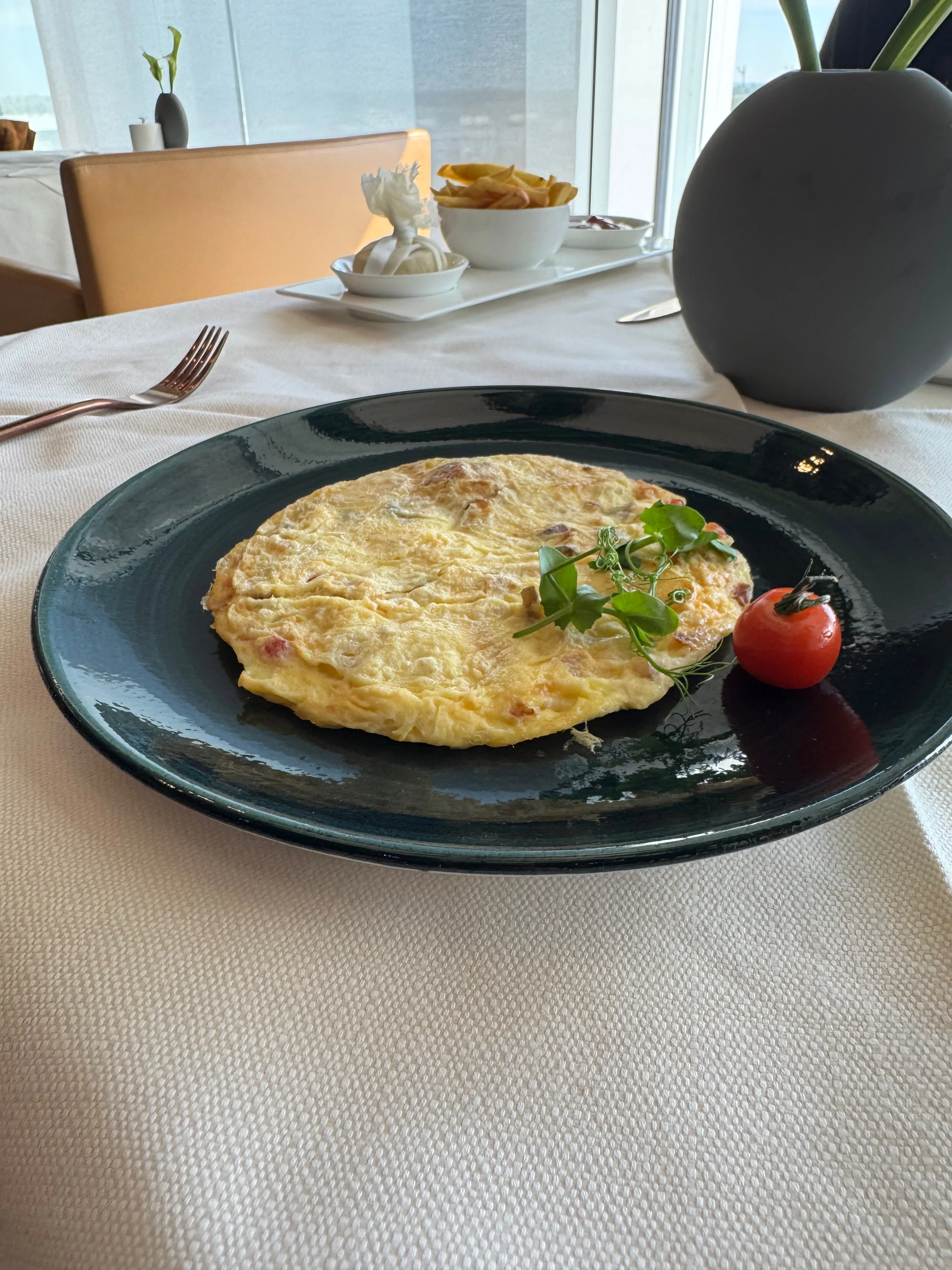 Frisch zubereitetes Omelette auf dunklem Teller serviert