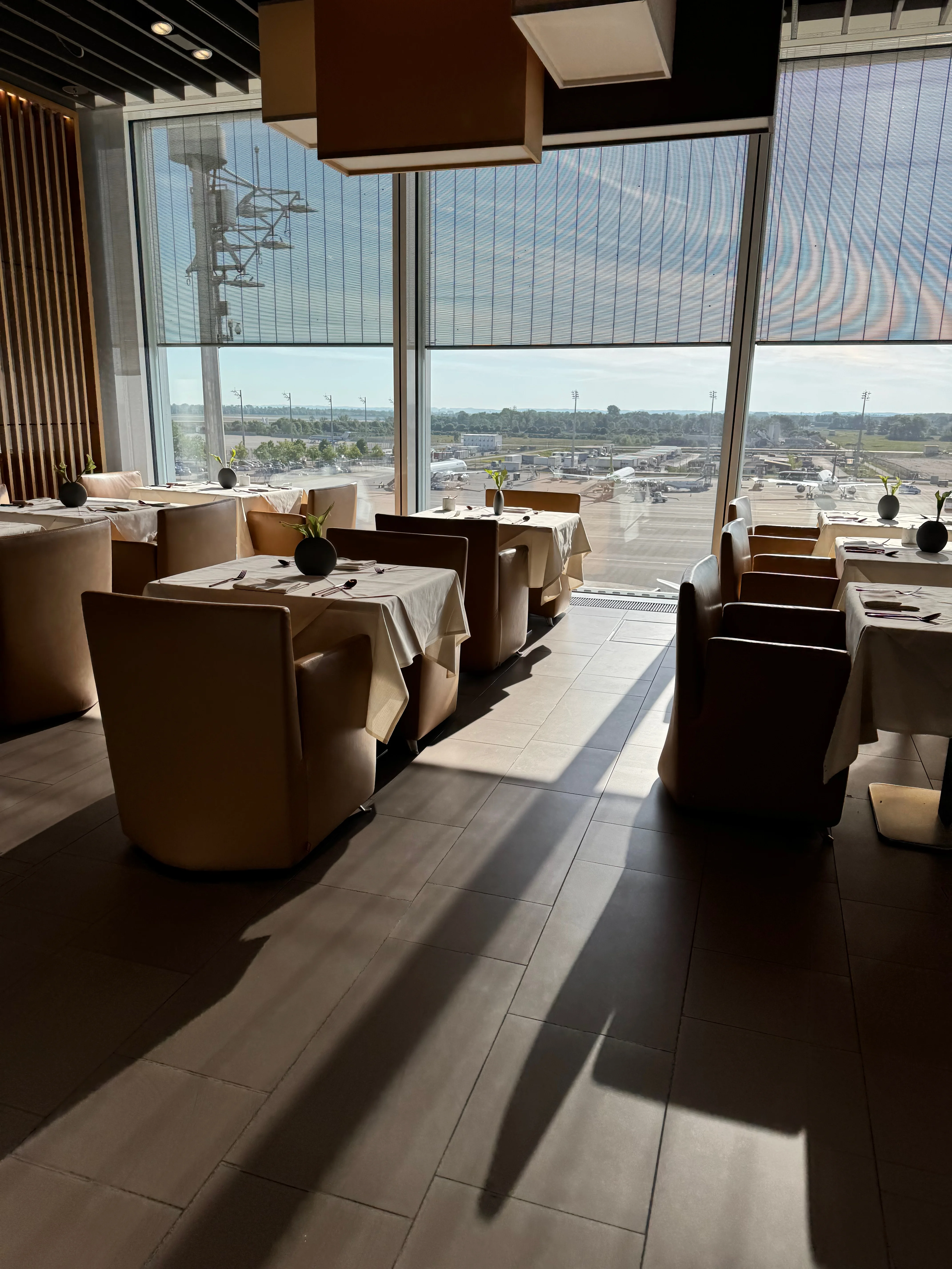 Elegantes Restaurant mit Panoramafenstern und weiß gedeckten Tischen