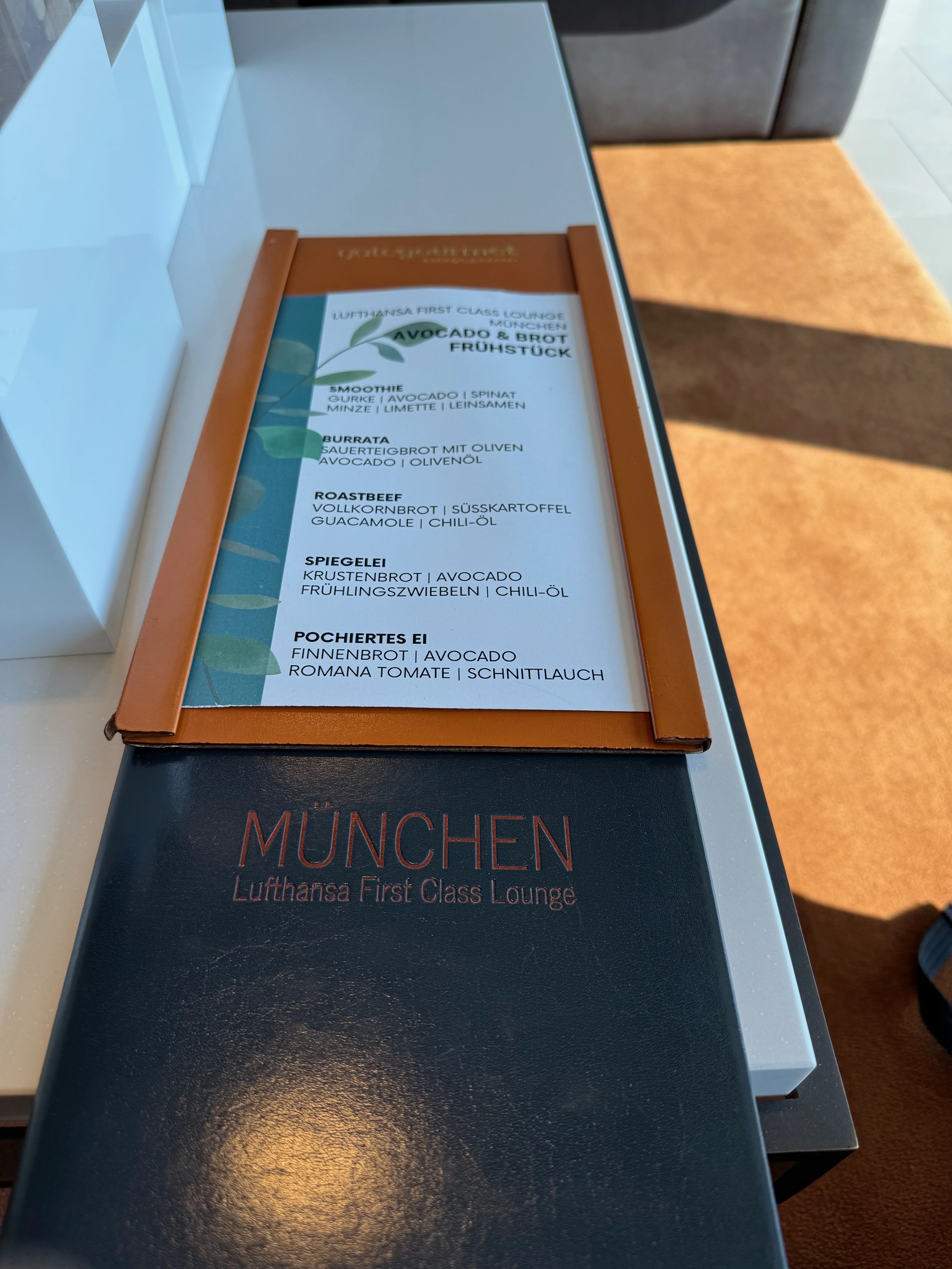 Speisekarte der München Lufthansa First Class Lounge mit Frühstücksoptionen